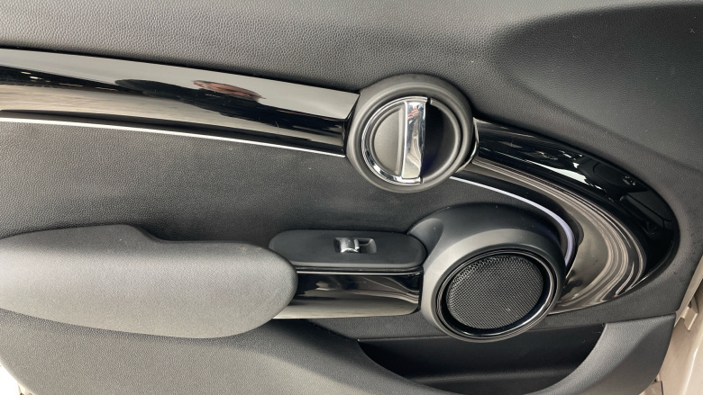 MINI Hatchback 2.0 Cooper S Sport 5dr Auto [Comfort/Nav Pack] Petrol Hatchback